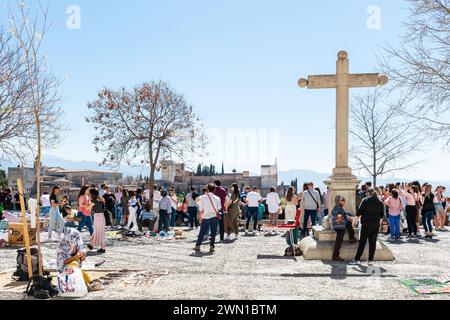 GRANADA, SPANIEN: 25. MÄRZ 2023: Touristen und Einheimische versammeln sich am Aussichtspunkt San Nicolas im Bezirk Granada Albaicin an einem frühen Frühlingsmorgen mit dem Stockfoto