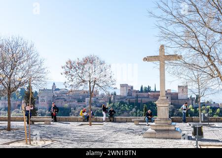 GRANADA, SPANIEN: 25. MÄRZ 2023: Touristen und Einheimische versammeln sich am Aussichtspunkt San Nicolas im Bezirk Granada Albaicin an einem frühen Frühlingsmorgen mit dem Stockfoto