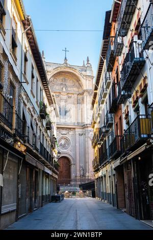 GRANADA, SPANIEN: 25. MÄRZ 2023: Enge Straße, die zur Kathedrale von Granada führt. Stockfoto