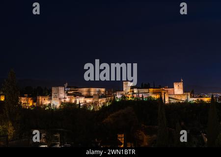 GRANADA, SPANIEN: 24. MÄRZ 2023: Panoramablick auf die Alhambra in Granada in einer klaren Frühlingsnacht, ein Palast und eine Festung, die bis heute einer der beiden ist Stockfoto