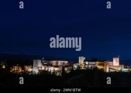 GRANADA, SPANIEN: 24. MÄRZ 2023: Panoramablick auf die Alhambra in Granada in einer klaren Frühlingsnacht, ein Palast und eine Festung, die bis heute einer der beiden ist Stockfoto