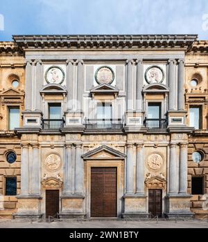 GRANADA, SPANIEN: 24. MÄRZ 2023: Haupteingang und Fassade des Palastes Karls V. in der Alhambra in Granada, einem Renaissance-Gebäude des Stockfoto