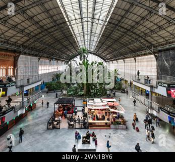 MADRID, SPANIEN - 23. MÄRZ 2023: Reisende im tropischen Garten im Bahnhof von Atocha, Madrid, Spanien. Stockfoto