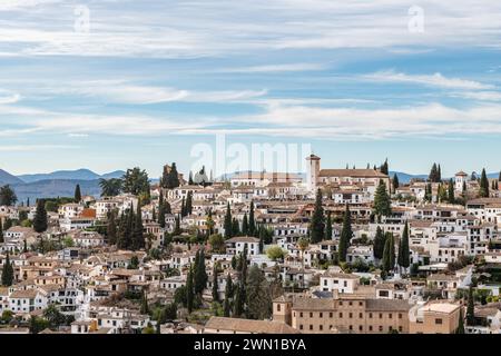 GRANADA, SPANIEN: 24. MÄRZ 2023: Aus der Vogelperspektive auf das Albaicin in Granada, einem der ältesten Viertel der Stadt, mit seinen historischen Denkmälern und Tradi Stockfoto