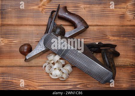 Alte Zimmermannsflugzeuge mit Spezialsohle. Gerillte Plane Sohle Stockfoto