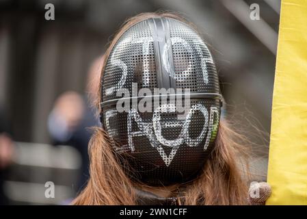 London, Großbritannien. Februar 2024. Ein maskierter Demonstrant steht während der Demonstration vor der Lloyds Insurance Company. Extinction Rebellion organisierte eine einwöchige Kampagne zusammen mit anderen Organisationen wie STOPEACOP, Tipping Point, Mothers Rise Up, Coal Action Network in London und im ganzen Vereinigten Königreich, um die globale Versicherungsbranche anzuvisieren. Sie davon zu überzeugen, die Versicherung der fossilen Brennstoffindustrie zu beenden. (Foto: Krisztian Elek/SOPA Images/SIPA USA) Credit: SIPA USA/Alamy Live News Stockfoto