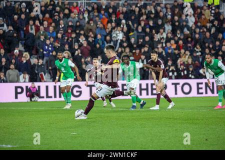 Tynecastle Park. Edinburgh. Schottland, Großbritannien. Februar 2024. Die Schottische Premiership Wird Gewürzt. Herz des Midlothians versus Hibernian. Hearts' Lawrence Shankland punktet kurz vor der Halbzeit von der Stelle, um die Punktzahl 1-1 zu erreichen (Foto: Alamy Live News/David Mollison) Credit: David Mollison/Alamy Live News Stockfoto