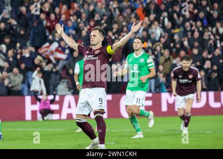 Tynecastle Park. Edinburgh. Schottland, Großbritannien. Februar 2024. Die Schottische Premiership Wird Gewürzt. Herz des Midlothians versus Hibernian. Hearts' Lawrence Shankland grüßt die Fans nach seinem Elfmeterschieber kurz vor der Halbzeit. Das Spiel endete 1-1 (Foto: Alamy Live News/David Mollison) David Mollison/Alamy Live News Stockfoto