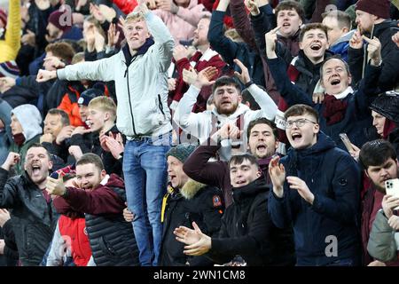 Tynecastle Park. Edinburgh. Schottland, Großbritannien. Februar 2024. Die Schottische Premiership Wird Gewürzt. Herz des Midlothians versus Hibernian. Hearts Fans feiern Lawrence Shanklans Equalizer vom Elfmeterschießen aus. Das Spiel endete 1-1 (Foto: Alamy Live News/David Mollison) David Mollison/Alamy Live News Stockfoto