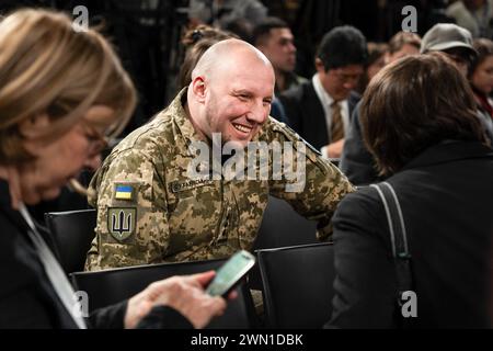 Kiew, Ukraine. Februar 2024. Der stellvertretende Oberbefehlshaber der Streitkräfte der Ukraine, Vadym Sukharevskyi, lächelt während des PIK 2024 mit einer anderen Person. Am 25. Februar präsentierten hochrangige Regierungsbeamte in Kiew während des PIK 2024 Ukraine-Forums Diskussionen über die Umsetzung der Kriegsziele der Ukraine. Quelle: SOPA Images Limited/Alamy Live News Stockfoto