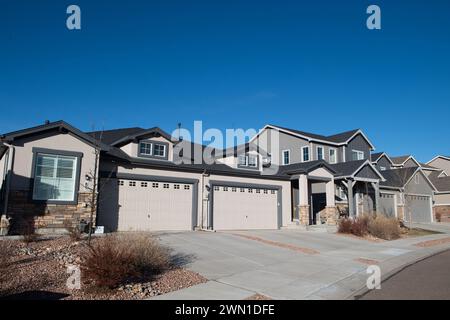 Neue Duplex- und Stadthäuser in einer Entwicklung im Gebiet Rockrimmon in Northern Colorado Springs. Stockfoto