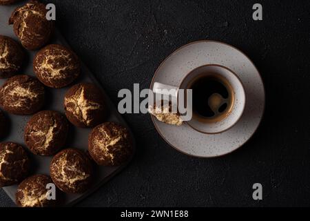 Zimt Crinkle Kekse und Kaffee auf einem schwarzen Hintergrund flach gelegt Stockfoto