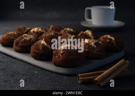 Zimt-Kekse und Kaffee auf schwarzem Hintergrund Stockfoto