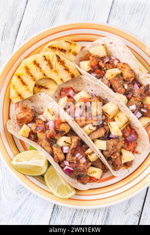 Tacos al Pastor mexikanisches Gericht mit Schweinefleisch und Ananas Stockfoto