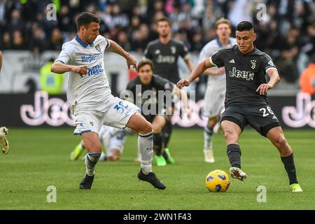 Carlos Alcaraz von Juventus kämpfte um den Ball mit Luca Mazzitelli von Frosinone Calcio während des Fußballspiels der Serie A zwischen Juventus FC und Fros Stockfoto