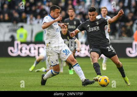 Carlos Alcaraz von Juventus kämpfte um den Ball mit Luca Mazzitelli von Frosinone Calcio während des Fußballspiels der Serie A zwischen Juventus FC und Fros Stockfoto