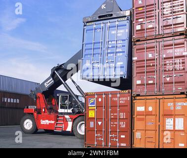 Gabelstapler stapelt schwere Container. Zölle Handelskrieg. Außenhandel. Industrieterminal der Global Economy Port Authority. Handelskrieg importierte Waren Stockfoto