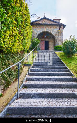 Die lange Steintreppe führt zur Unbefleckten Marienkirche (Cuore Immacolato di Maria) in Aldesago, Lugano, Schweiz Stockfoto