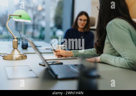 Erfolgreiche Geschäftsfrauen arbeiten gemeinsam im Büro an kreativen Lösungen. Stockfoto