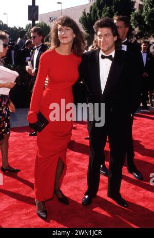 **DATEIFOTO** Richard Lewis stirbt bei 76 Jamie Lee Curtis und Richard Lewis nehmen am 16. September 1990 an den 42. Jährlichen Primetime Emmy Awards im Pasadena Civic Auditorium in Pasadena, Kalifornien Teil Stockfoto