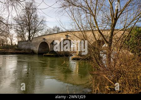 Milton Ferry Bridge, eine alte Kalksteinbrücke über den Fluss Nene am Rande der Überschwemmung im Februar 2024, Ferry Meadows, Peterborough, England Stockfoto