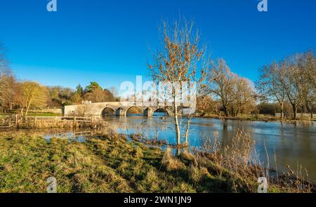 Milton Ferry Bridge, eine alte Kalksteinbrücke über den Fluss Nene, Ferry Meadows, Peterborough, Cambridgeshire, England Stockfoto