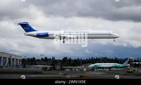 Everett, WA, USA – 21. Februar 2024; Everts Air Cargo hat McDonnell Douglas MD-83 bei stürmischem Wetter auf dem Paine Field gelandet Stockfoto