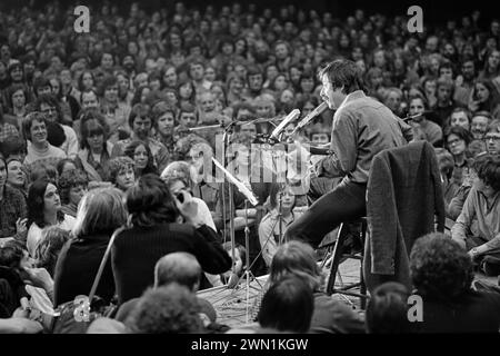 Der Songwriter WOLF BIERMANN bei seinem Auftritt in der Dortmunder Westfalenhalle am 25. April 1978. Aufgrund seiner Lieder und Gedichte, die das DDR-Regime kritisch betrafen, wurde er 1976 nach einem Konzert in Köln aus der DDR ausgewiesen. --- der Liedermacher WOLF BIERMANN während seines Auftritts in der Dortmunder Westfalenhalle am 25.04.1978. Wegen seiner regimekritischen Lieder und Gedichte war er 1976 nach einem Konzert in Köln aus der DDR ausgebürgert. Stockfoto