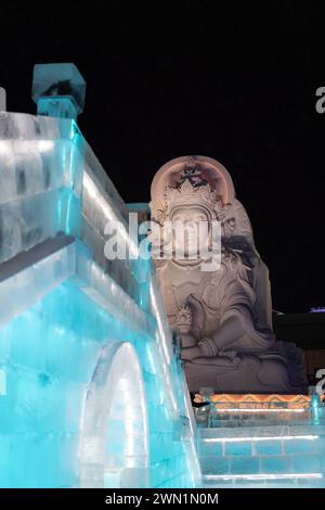 HARBIN, CHINA - 1. Januar 2022: Vertikale Abbildung der spektakulären beleuchteten weißen Eisskulpturen beim Harbin Ice and Snow Festival in Harbin, Hei Stockfoto