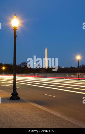 Lichtpfade auf der Arlington Bridge in Washington DC Stockfoto