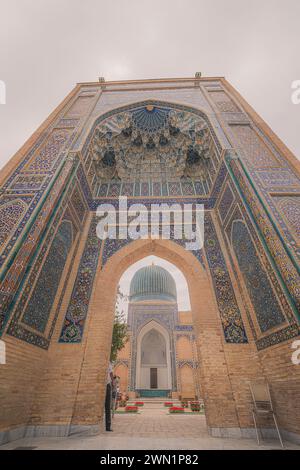 28. JUNI 2023, SAMARKAND, USBEKISTAN: Eingangsportal von Guri Amir oder Gur Emir ist ein Mausoleum des mongolischen Eroberers Amir Temur, Samarkand, Usbekista Stockfoto