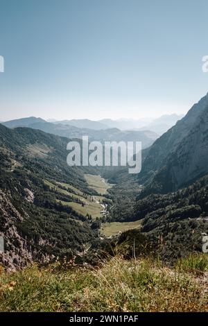 Malerischer Blick über ein Tal zwischen hohen Bergen in den Alpen in Österreich Stockfoto