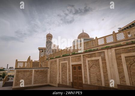 Gedenkkomplex des Islam Karimov während des Sonnenuntergangs, Samarkand, Usbekistan. Kopierraum für Text, dramatischer Himmel Stockfoto