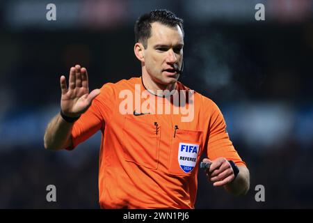 Blackburn, Großbritannien. Februar 2024. Schiedsrichter Jarred Gillett beim Spiel der Blackburn Rovers FC gegen Newcastle United FC Emirates FA Cup 5. Runde in Ewood Park, Blackburn, England, Großbritannien am 27. Februar 2024 Credit: Every Second Media/Alamy Live News Stockfoto