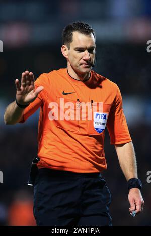 Blackburn, Großbritannien. Februar 2024. Schiedsrichter Jarred Gillett beim Spiel der Blackburn Rovers FC gegen Newcastle United FC Emirates FA Cup 5. Runde in Ewood Park, Blackburn, England, Großbritannien am 27. Februar 2024 Credit: Every Second Media/Alamy Live News Stockfoto