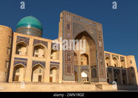 27. JUNI 2023, BUCHARA, USBEKISTAN: Blick über die POI Kalon Moschee und Minarett bei Sonnenuntergang in Buchara, Usbekistan. Vertikales Bild mit Kopierraum f Stockfoto