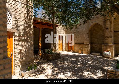 28. JUNI 2023, BUCHARA, USBEKISTAN: Altes Minarett in der Altstadt von Buchara, Usbekistan Stockfoto