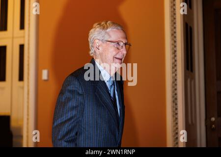 WASHINGTON D.C., USA. Februar 2024. Mitch McConnell, der Minderheitenführer des Senats, ist vor der Senatskammer des Kapitols in Washington D.C., USA, am 28. Februar 2024 abgebildet. Mitch McConnell, der am längsten amtierende Anführer in der Geschichte des US-Senats, kündigte am Mittwoch an, dass er seine Position Ende des Jahres zurücktreten werde. McConnell, 82, ist seit 2007 GOP Leader. Quelle: Aaron Schwartz/Xinhua/Alamy Live News Stockfoto
