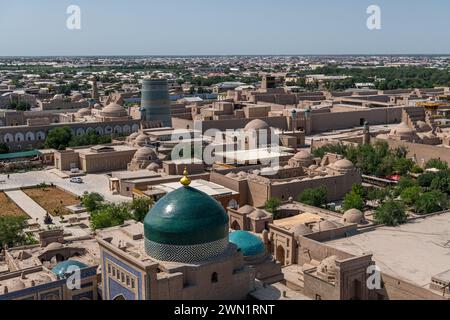 Historische Gebäude von Chiwa (Usbekistan) von oben. Das Gebäude mit grüner Kuppel ist das Mausoleum von Pahlavan Mahmoud. Vordergrund: Mazar-i-Sharif Madrasah Stockfoto