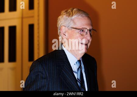 WASHINGTON D.C., USA. Februar 2024. Mitch McConnell, der Minderheitenführer des Senats, ist vor der Senatskammer des Kapitols in Washington D.C., USA, am 28. Februar 2024 abgebildet. Mitch McConnell, der am längsten amtierende Anführer in der Geschichte des US-Senats, kündigte am Mittwoch an, dass er seine Position Ende des Jahres zurücktreten werde. McConnell, 82, ist seit 2007 GOP Leader. Quelle: Aaron Schwartz/Xinhua/Alamy Live News Stockfoto
