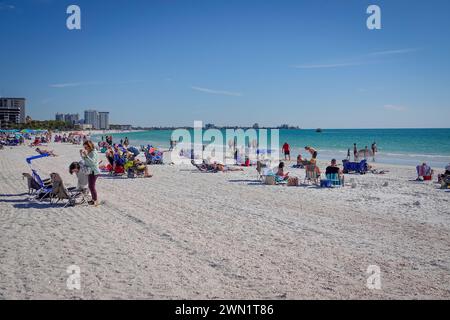 USA Florida Florida FL Sarasota Lido Beach am Lido Key am Golf von Mexiko Menschen genießen die Sonne, den Sand und das blaue Wasser Stockfoto
