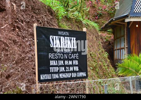 Mai 2023, Foto von einem Schild an einem Touristenort mit Wegbeschreibung. Wonosobo, Indonesien Stockfoto