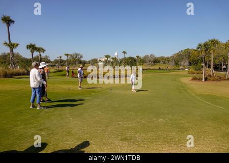 USA Florida FL die Dörfer Pensionierung Senioren Rentner spielen einen Putting Golfplatz Stockfoto