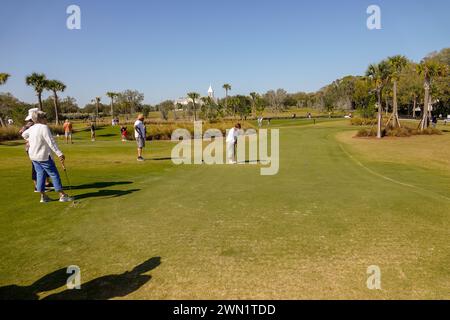 USA Florida FL die Dörfer Pensionierung Senioren Rentner spielen einen Putting Golfplatz Stockfoto