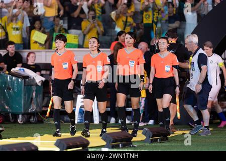 Melbourne, Australien, 28. Februar 2024. Schiedsrichter, die in Runde 3 des Olympischen Qualifikationsspiels der AFC Frauen 2024 zwischen CommBank Matildas und Usbekistan am 28. Februar 2024 im Marvel Stadium in Melbourne, Australien, ins Feld eintraten. Quelle: Santanu Banik/Speed Media/Alamy Live News Stockfoto