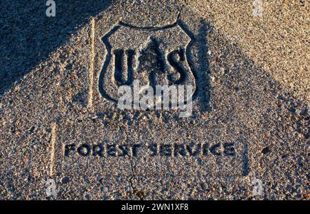 USFS-Symbol am Dee Wright Observatory, Willamette National Forest, McKenzie Pass-Santiam Pass National Scenic Byway, Oregon Stockfoto