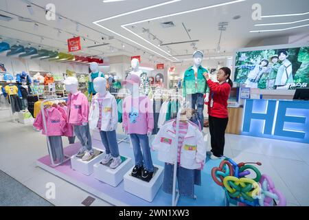 (240229) -- PEKING, 29. Februar 2024 (Xinhua) -- dieses am 27. Februar 2024 aufgenommene Foto zeigt ein Geschäft mit Kinderkleidung in der Stadt Zhili in der Stadt Huzhou in der ostchinesischen Provinz Zhejiang. Zhili, das sich im Wirtschaftskreis des Yangtse-Deltas befindet, ist bekannt für seine Kinderbekleidungsindustrie, deren komplette Industriekette Design, Produktion, Vertrieb, Lagerung und Logistik abdeckt. Als Sitz von mehr als 14.000 Kinderbekleidungsunternehmen verkaufte die Stadt 2023 über 1,5 Milliarden Kinderbekleidung, was zwei Drittel des gesamten Verkaufsvolumens des Landes ausmachte. In Der Zwischenzeit Stockfoto