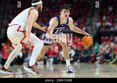 College Park, MD, USA. Februar 2024. Der nordwestliche Wildkatzenschützer Brooks Barnhizer (13) dribbelt den Ball während des NCAA-Basketballspiels zwischen den Northwestern Wildcats und den Maryland Terrapins im Xfinity Center in College Park, MD. Reggie Hildred/CSM/Alamy Live News Stockfoto