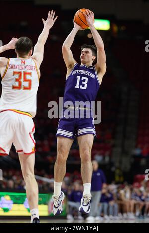 College Park, MD, USA. Februar 2024. Der nordwestliche Wildkatzenschützer Brooks Barnhizer (13) schießt den Ball während des NCAA-Basketballspiels zwischen den Northwestern Wildcats und den Maryland Terrapins im Xfinity Center in College Park, MD. Reggie Hildred/CSM/Alamy Live News Stockfoto