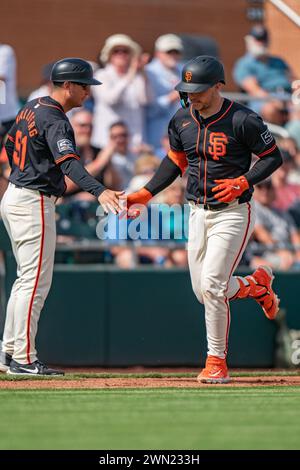 San Francisco Giants Patrick Bailey (14) geht nach einem Homerun während eines MLB-Vorsaisonspiels um die dritte Basis Seattle Mariners, Dienstag, 27. Februar 2024, in Scottsdale, AZ Seattle Mariners und San Francisco Giants 10-10 (Marcus Wilkins/Image of Sport) Stockfoto